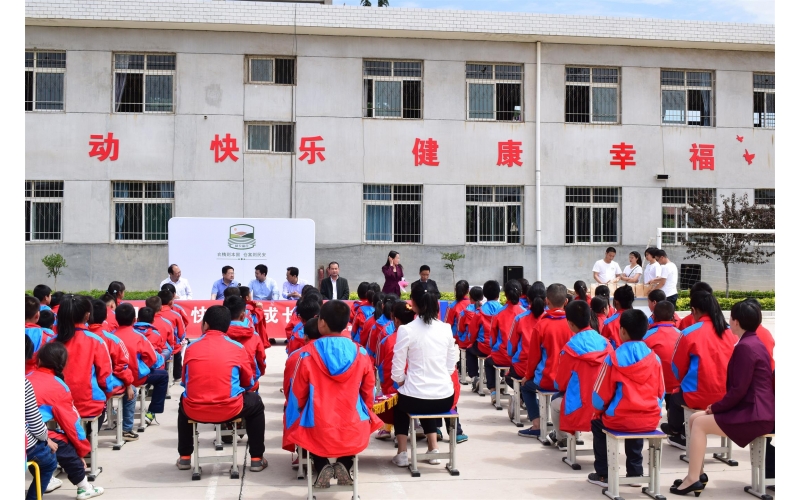 在希望的田野上和孩子们一起过&ldquo;六一&rdquo;